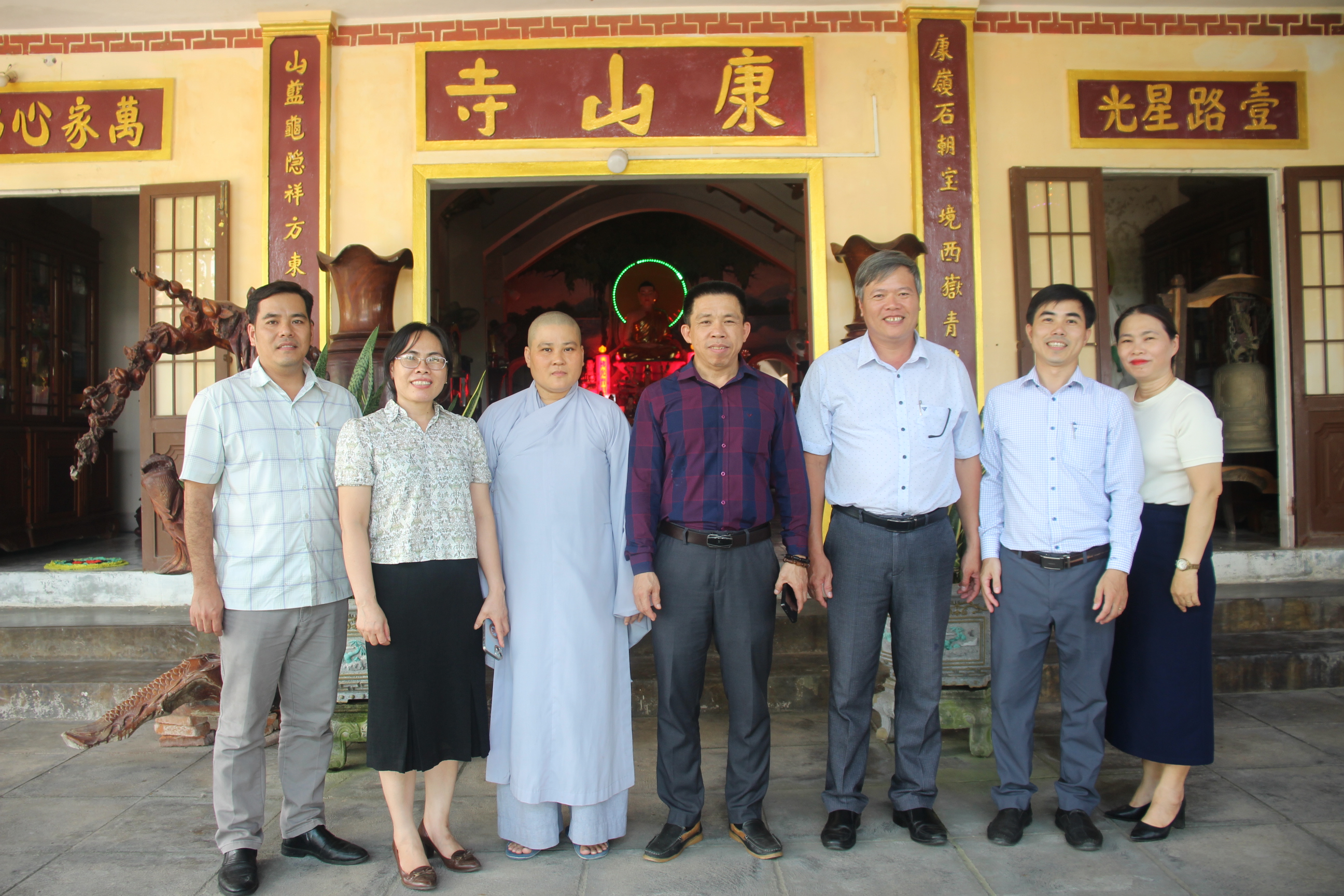 LÃNH ĐẠO XÃ PHÚ HÒA 2 THĂM, TẶNG QUÀ CHÙA KHƯƠNG SƠN NHÂN DỊP LỄ VU LAN